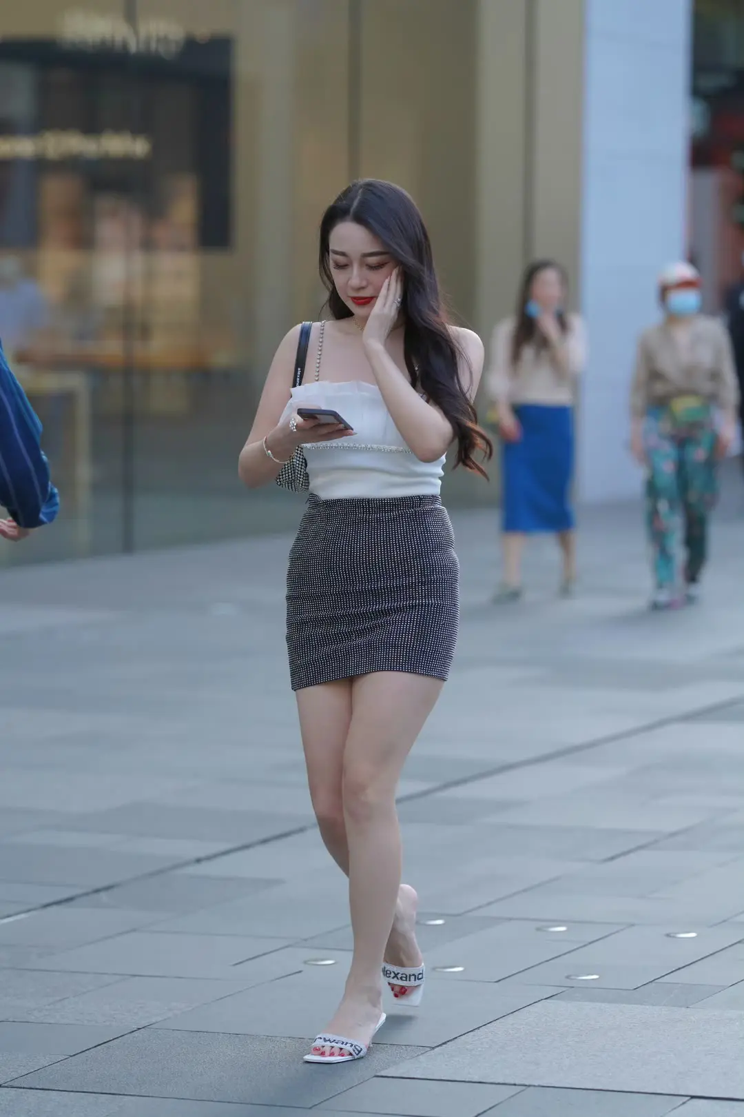 走路不要玩手机哦