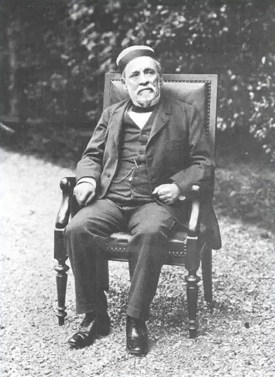 巴斯德~微生物学的奠基人。由于他的科学贡献，人类的寿命延长了一番。个人的道德素质