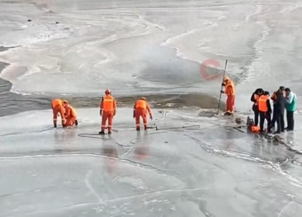 72岁冬泳爱好者被困冰层，20小时终于捞出，身份被扒不简单！