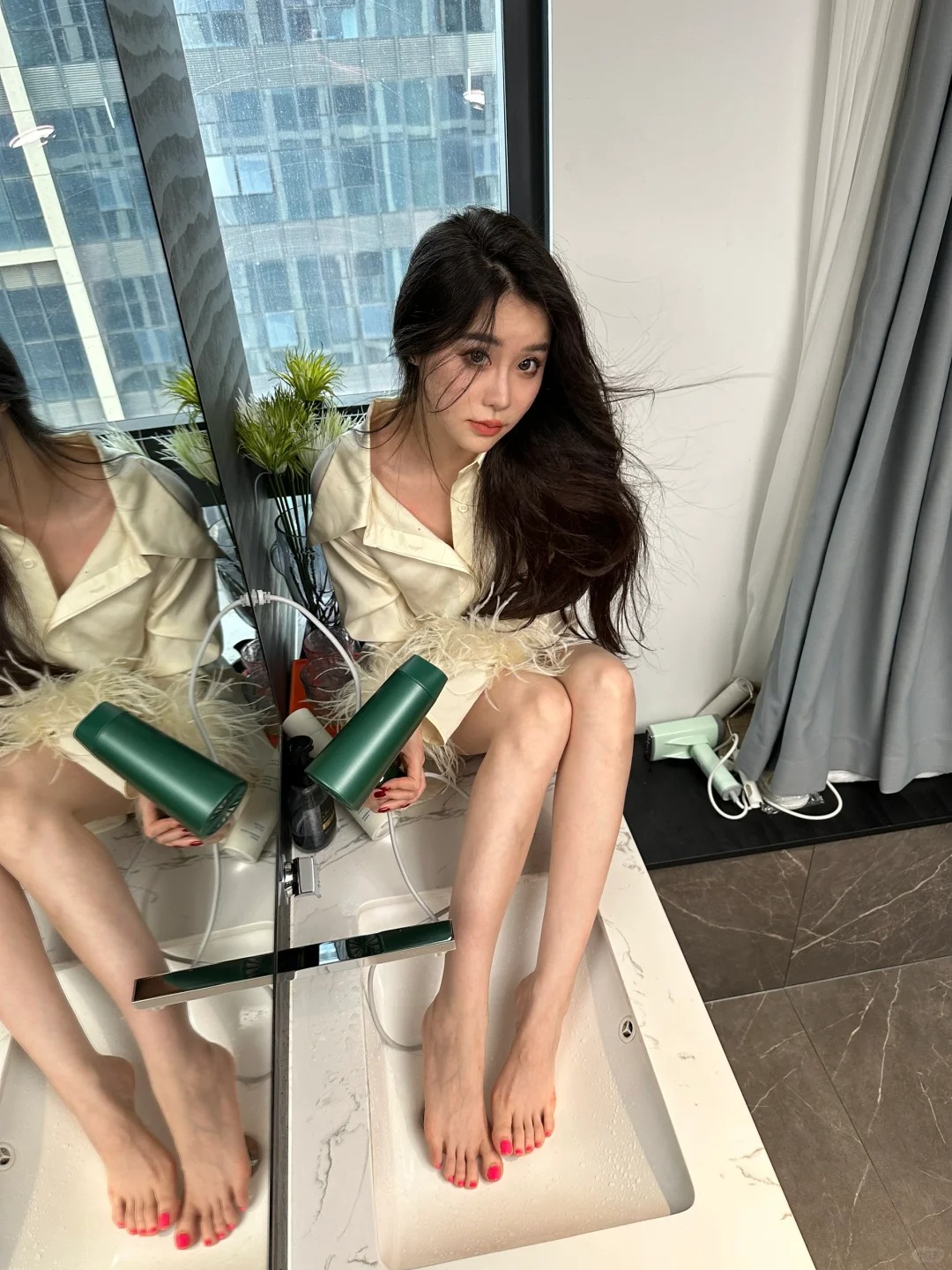 呼呼呼～🌬️
在家也能拍上发丝飘飘的感觉
只需要一个吹风筒！