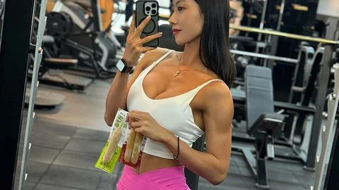 韩国小姐姐钟情于健美，肌肉身材刚刚好，为何女生也要练肌肉？