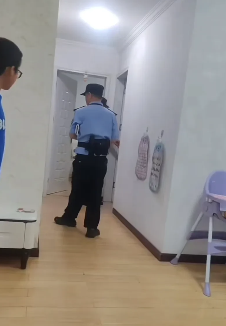 老公出差，住在家里的叔叔半夜“裸奔”，吓得女主人惊魂不定，直接报警，对老公坦言：