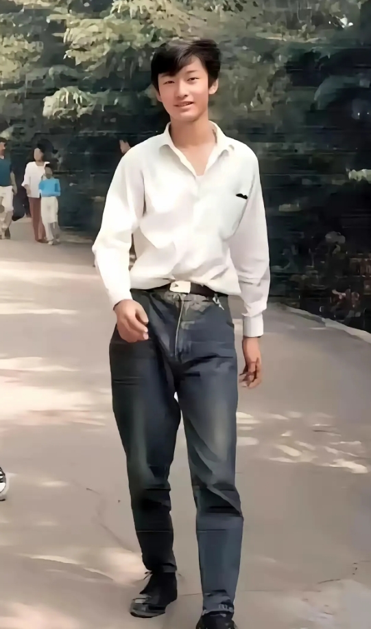 黄晓明早期的颜值真不咋地。眼睛小小的，笑起来就眯成一条细缝，看着没什么精神。五官