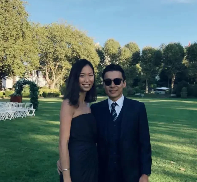 霍启仁的越南未婚妻真的很漂亮！就像天仙一般，她是一名模特，毕业于纽约大学，一直在