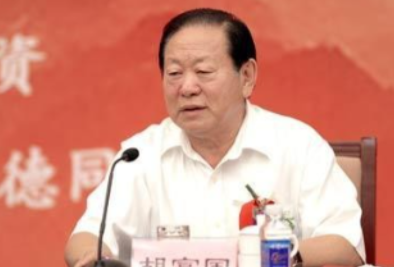 原山西省委书记胡富国退休后，回到了山西长子县老家。无官一身轻的他，平日就喜欢坐在