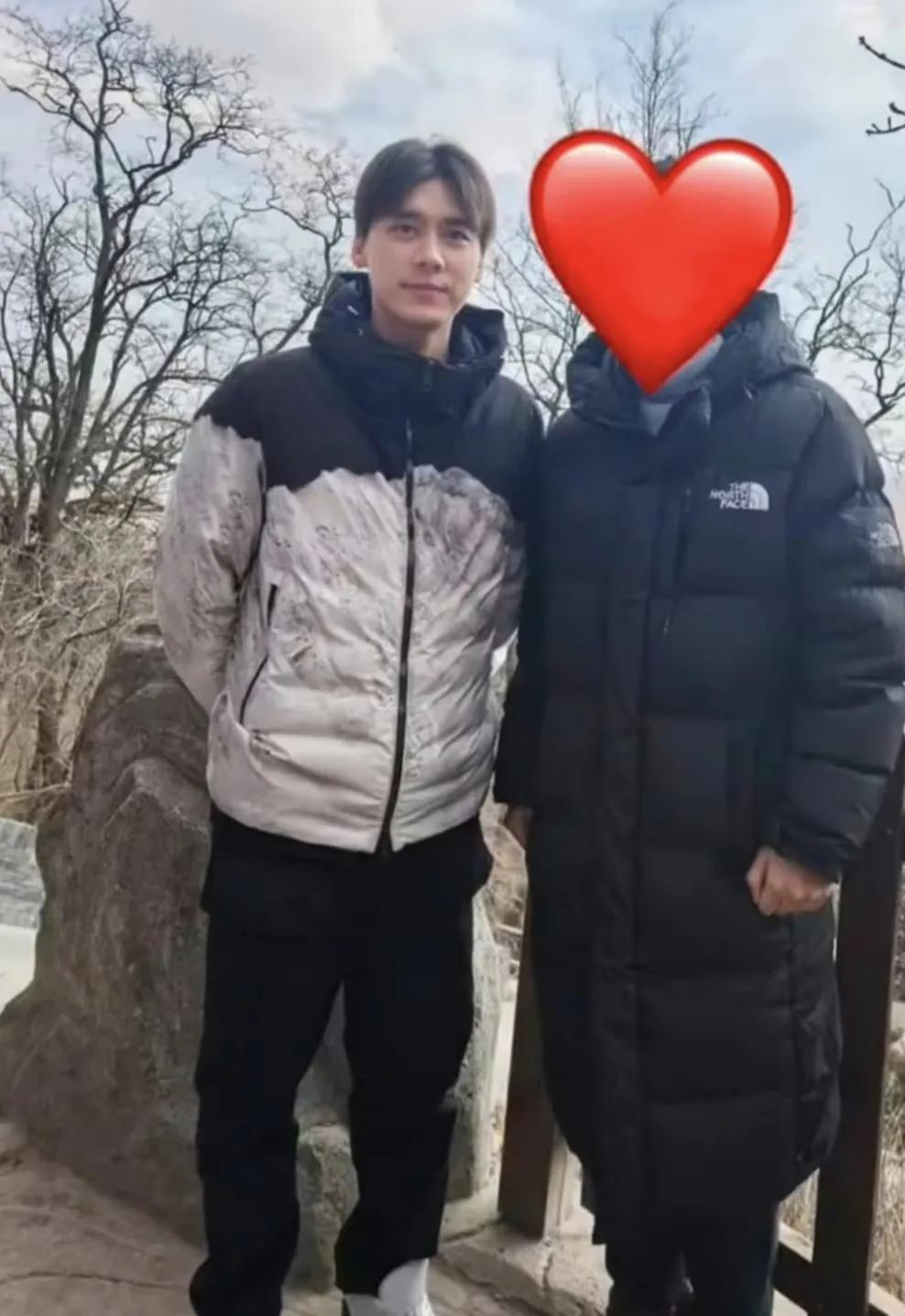 消失731天的顶流跪拜千年古树！李易峰黑眼圈藏玄机，这场赎罪秀撕开了娱乐圈最痛的伤疤