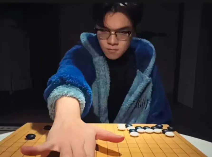 柯洁的围棋实力到底有多高?

一句“奉饶天下先”从古至今有几人?

别人九段是实
