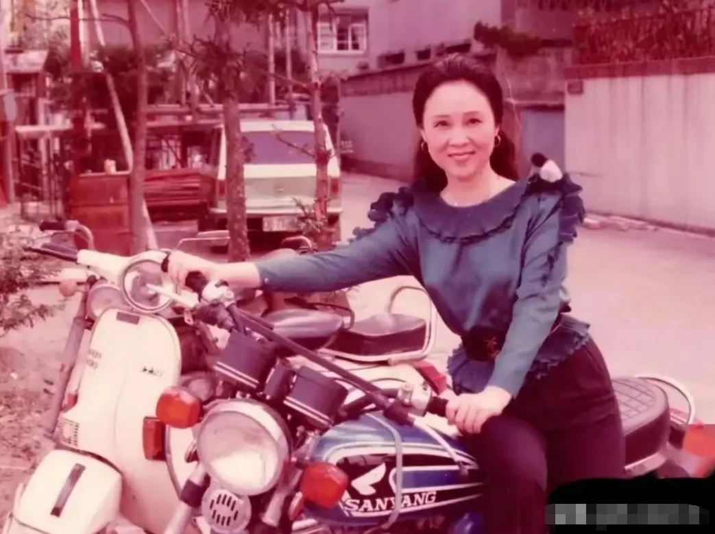琼瑶31岁骑的摩托车🏍叫做三洋摩托，日本牌子。85年以后大陆也有卖了，87年我