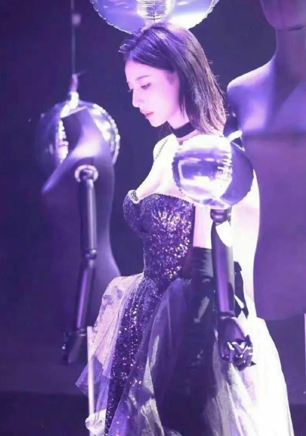 这种级别的女歌手，出场费得多高啊...