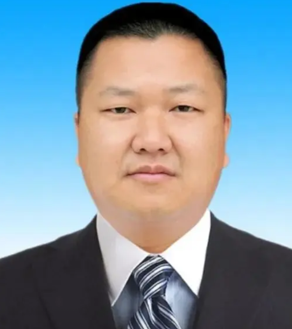 谢湛华，1978年出生，广东廉江人，妥妥的70后，当初考上了桂林市教育学院，学了