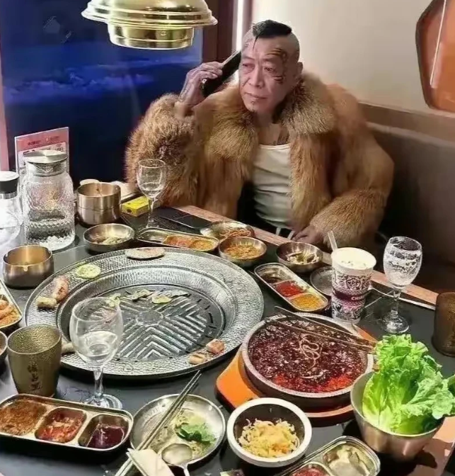 这身行头，一看就知道是大哥，最好不要招惹。[捂脸][捂脸][捂脸]