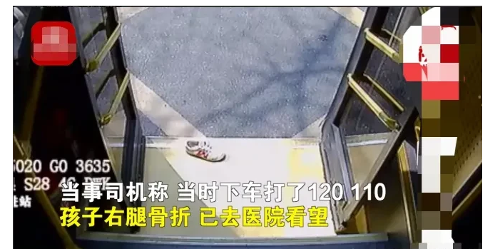 广东深圳，一女孩被公交车意外夹住摔倒，但公交车司机并未发现，将女孩拖行数米远。车