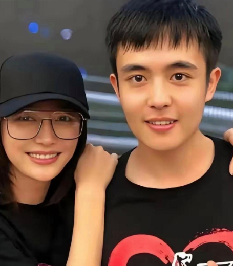 王星被救回来后，他女朋友面临着三个棘手的选择：分手、继续恋爱并利用热度直播带货，