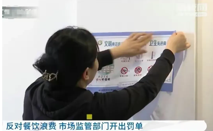 江苏，一酒店服务员打扫会议厅时，发现开完会的客人座位上，还有40多瓶喝了一半的矿