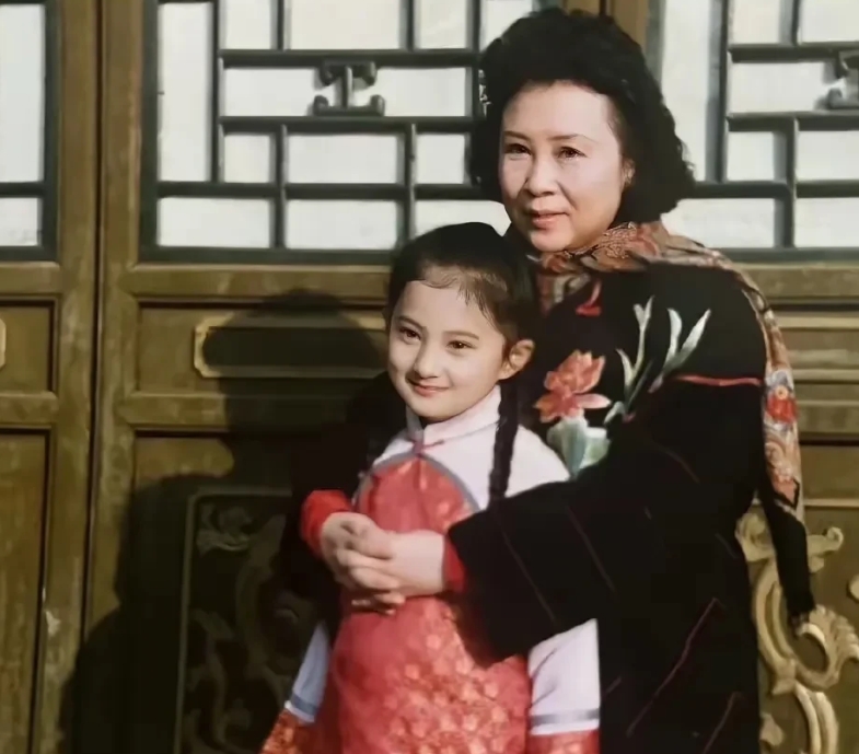 《还珠》当年大火时，浙江有个七八岁的小孩在家模仿小燕子上吊自杀。
他的爷爷当时气