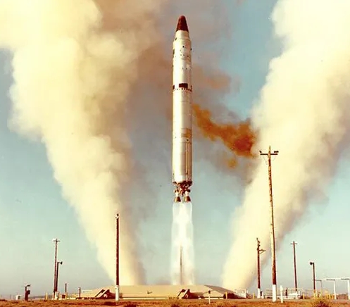 我们的火箭军在“太平洋附近海域”，高调地发射了一枚洲际弹道导弹！

这次发射并不