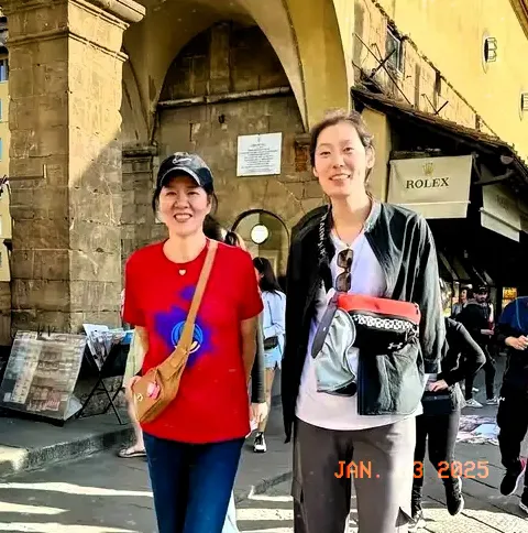 有一次，朱婷在意大利打排球，郎平从美国赶去为她加油！
两人一起在国家队待了这么多