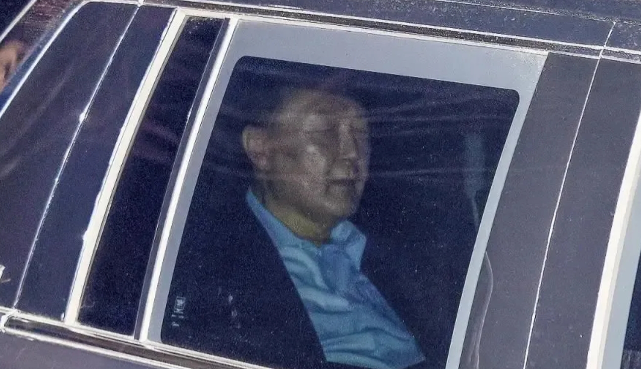 尹锡悦在公调处持续11个小时的审讯，之后被押往首尔拘留所，他神情憔悴，一副生无可