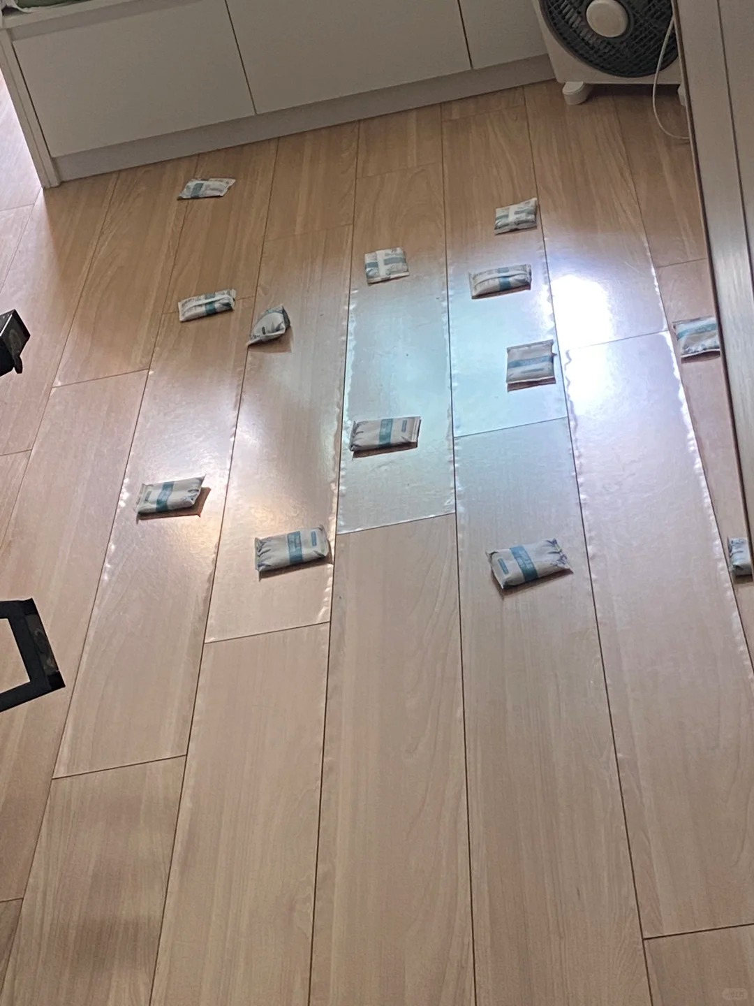 为了10块的折叠水桶，木地板泡水了
天sha的折叠水桶！！！！！！
昨晚用折叠桶