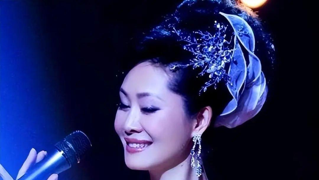 歌手于文华：出身农村，结过两次婚，和大衣哥的绯闻让她很头疼