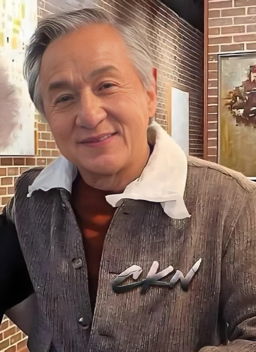 1954年出生的成龙，今年已经70岁了。
如果是一个普通人，70岁的年纪或许早就