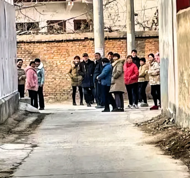过了一年，你还没看透吗？瞧瞧你身边的亲戚，再看看那些所谓的朋友，有几个不是势利眼