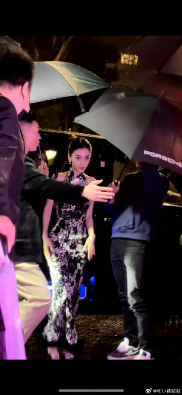 #Angelababy上海时装周路透#又来了，不过，她除了到处走红毯拍照，也没什