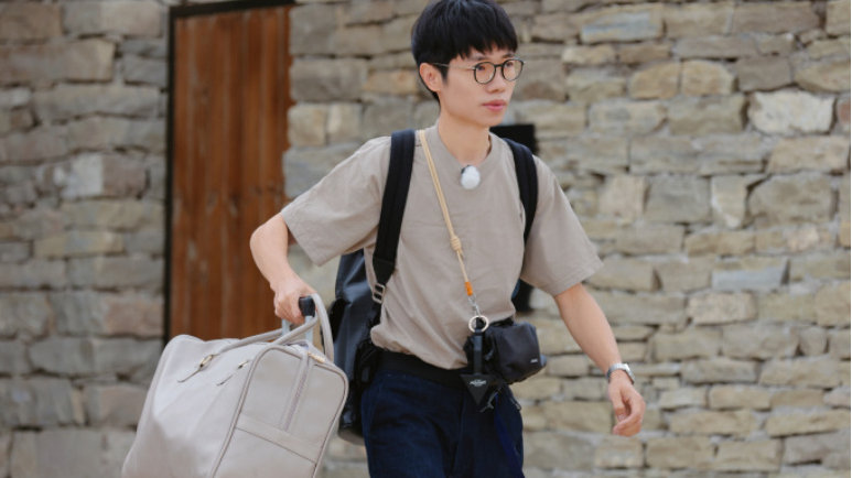 如何看待李行亮商演遭网友抵制？艺人私生活与公众责任边界何在？在镜头前的剧本化生活