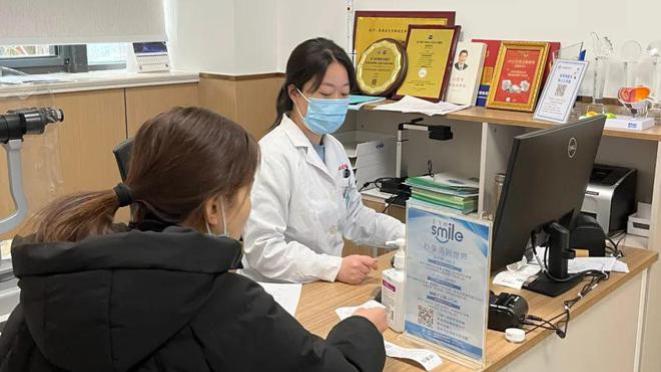 近视、弱视双重困扰，近视激光手术帮摆脱眼镜