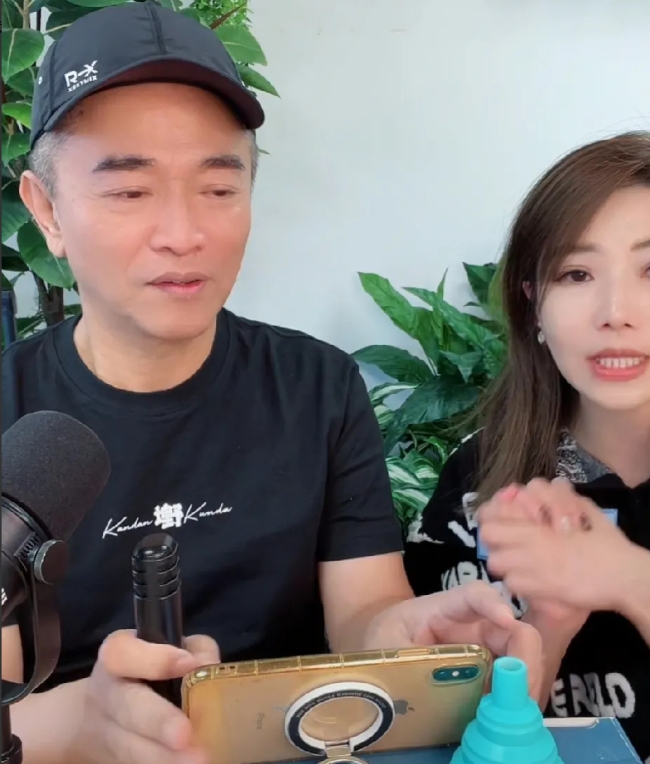 汪小菲要是早听吴宗宪老大哥的，就不会这样了。

吴宗宪开播，喊话汪小菲。

告诫