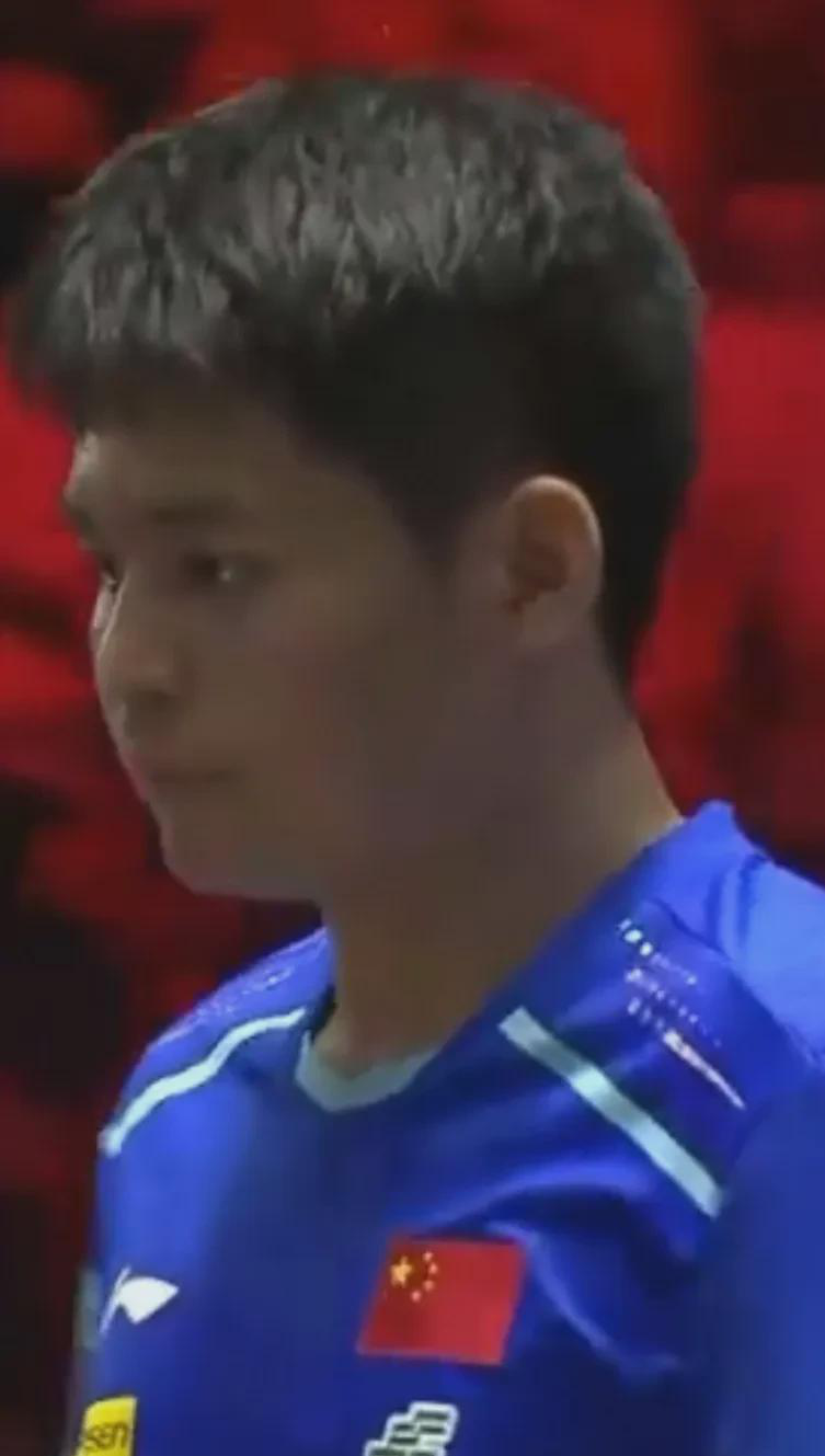新星横扫！在今天下午刚刚结束的世乒联新加坡大满贯赛男单八分之一决赛中，林诗栋这小