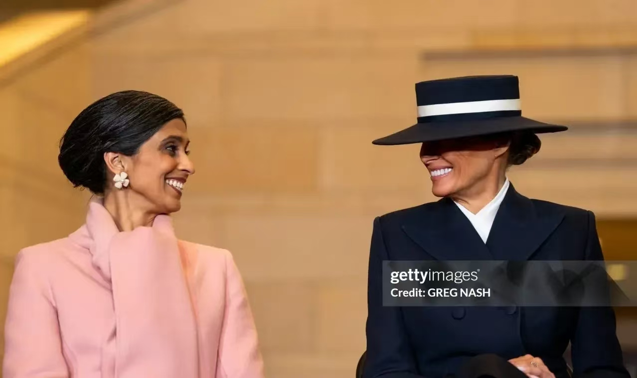 美国的第一夫人，和第二夫人，一位职业是模特，一位职业是法学博士。而且她们两位都是