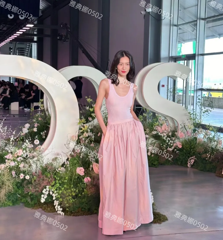 刘雯生图太美了，笑容太有感染力了，粉色清新靓丽让人如沐春风，事实证明身材好穿老头