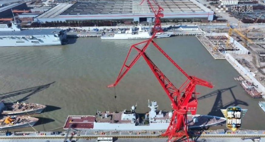 四川舰出坞，央视意外暴露中国正“爆兵”，10万吨舰船同时建造，美国如何接招？