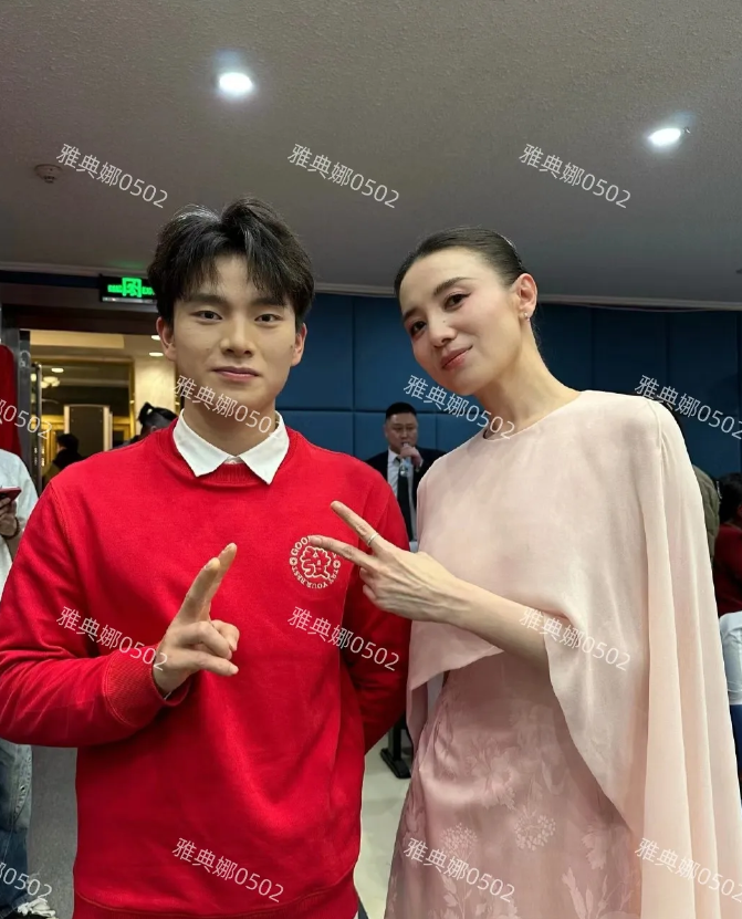 春晚后台的宋佳，本人又高又瘦又白，头小腿长天鹅颈，盘发配长裙，又美又仙。
44岁