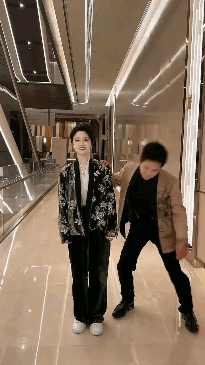 不愧是《甄嬛传》里面后宫娘娘…们的御用太医，感觉温太医在后宫中比四大爷还要受欢迎