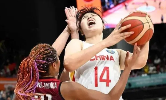 又一颗冉冉升起的女篮巨星---李玉乾
    李玉乾，著名女篮国手李月汝之妹，出