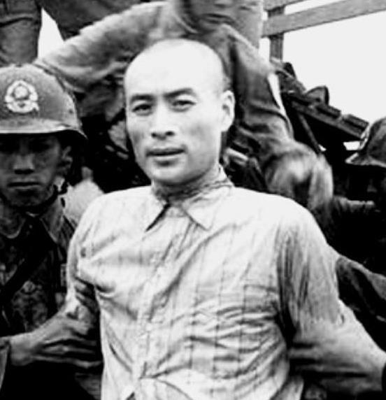 1950年，台北马场町刑场，烈士聂曦被枪杀后的遗照。照片里聂曦身中7弹，英勇就义