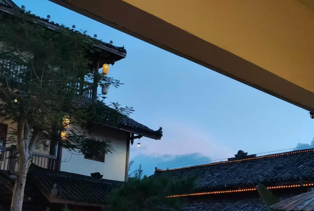 偷偷告诉你的，人性铁律：
1.兄弟姐妹中，总是最有钱的说了算。
2.与你翻过脸的