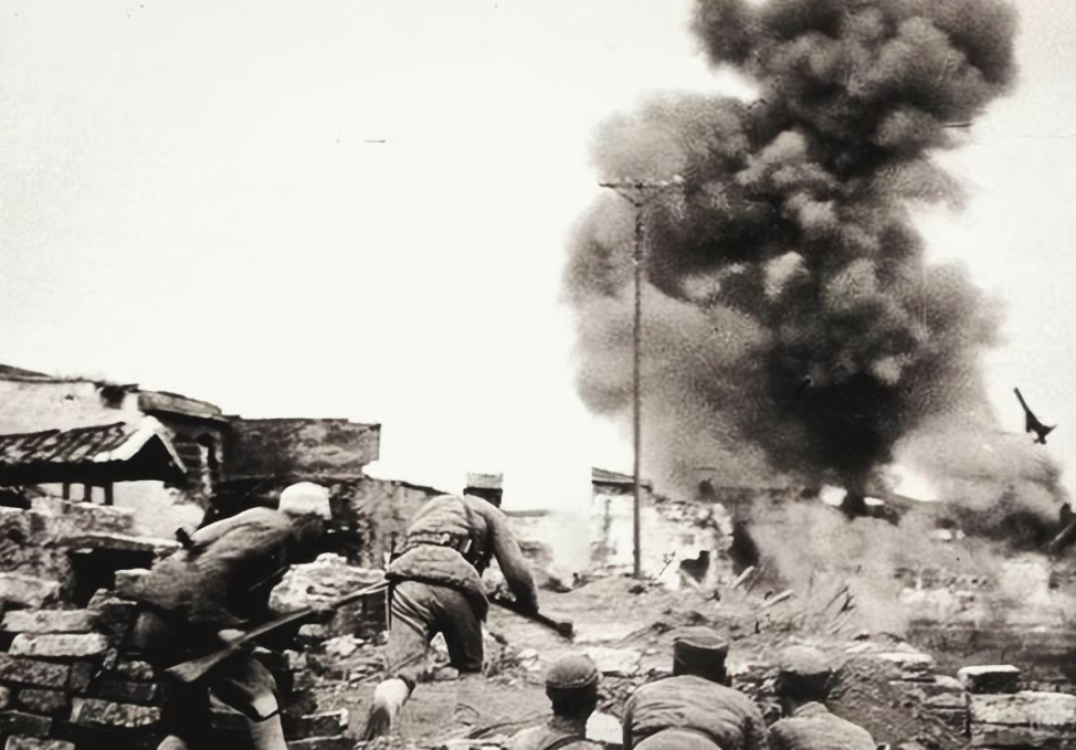 开罗会议时常德激战正酣，罗斯福很是关注，老蒋向他保证，常德将是第二个斯大林格勒，