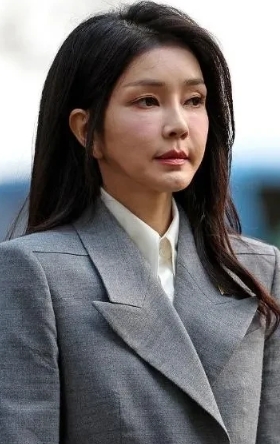 据韩国淑明女子大学透露，金建希的硕士论文已初步被认定存在抄袭问题，

这还不算完