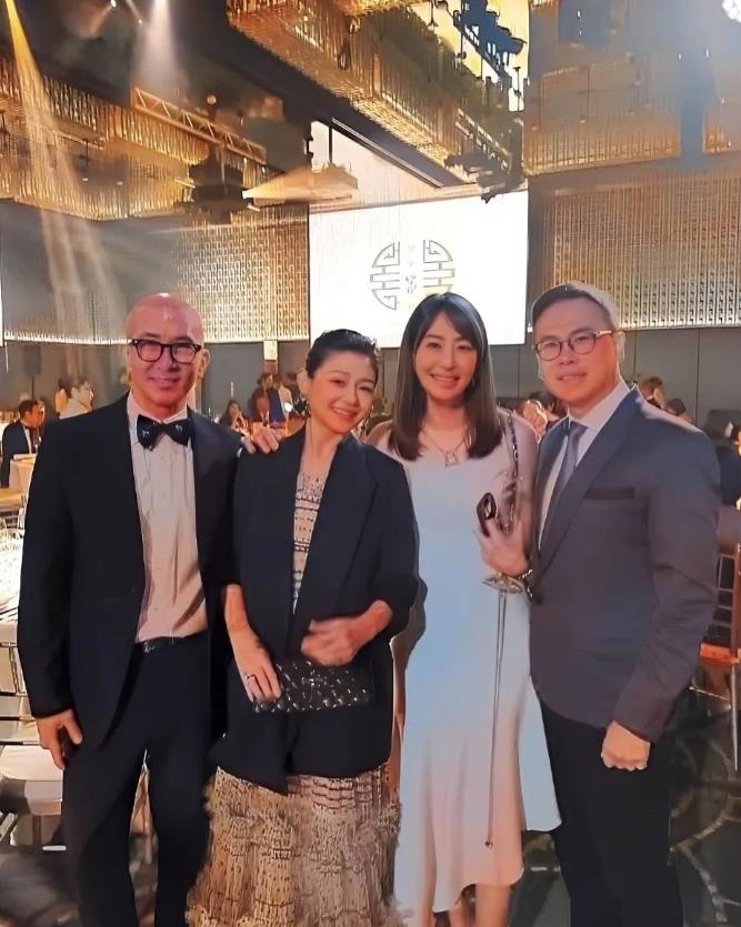 大s和老公出席晚宴，打扮得好漂亮，还是美美哒！之前她很久没有出现在大众视野，对于