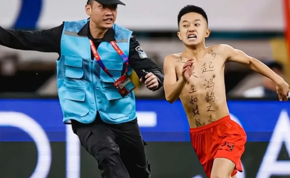 万万没想到，国足1:3不敌日本，这场输球，一个无知少年球迷成为了背锅侠，在比赛上