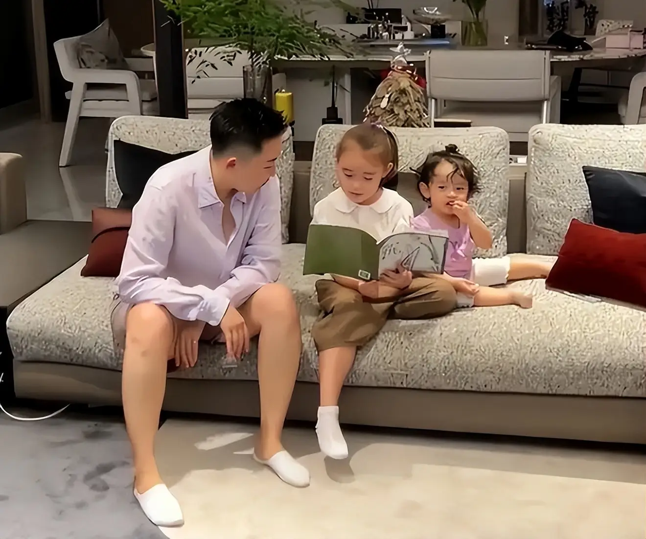 叶海洋出生于吉林长春，小时候家境比较贫困，长大后自己白手起家创办了一家自己的化妆