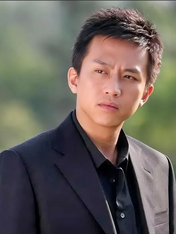 演员，邓超说，我有同母异父的2个姐姐，1个哥哥。很多人说出生在重组家庭，复杂难堪