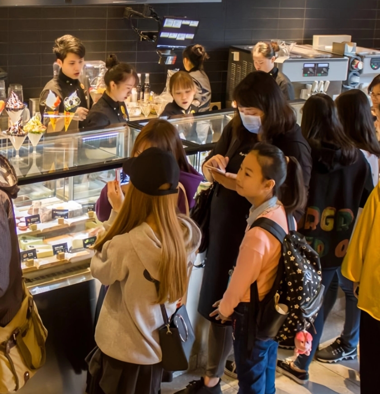 “胖猫跳江祭品”事件持续发酵，各大商家的表现及处理情况一览:

1.华莱士，发空