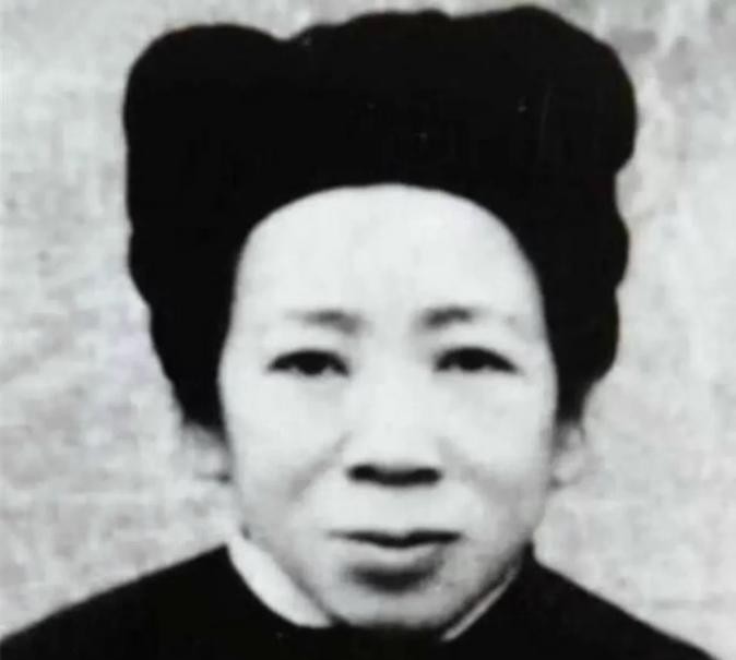 1988年，河北农村的一位普通农民朱海清正在田里劳作。村长忽然跑来急切地告诉他家