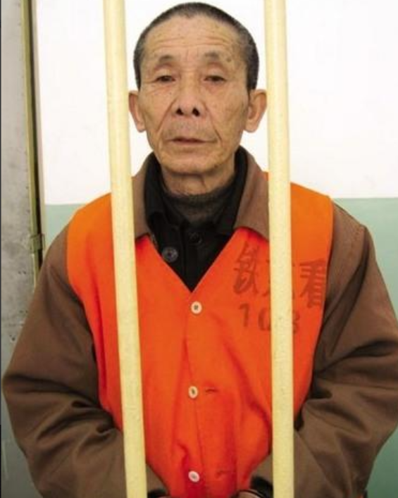 入狱养老？2008年，七旬大爷手持菜刀在首都打劫，众目睽睽之下是什么让他如此胆大