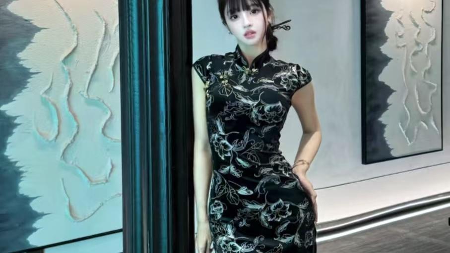 旗袍下的性感密码：蛇形丝袜与复古折扇的魅惑交锋