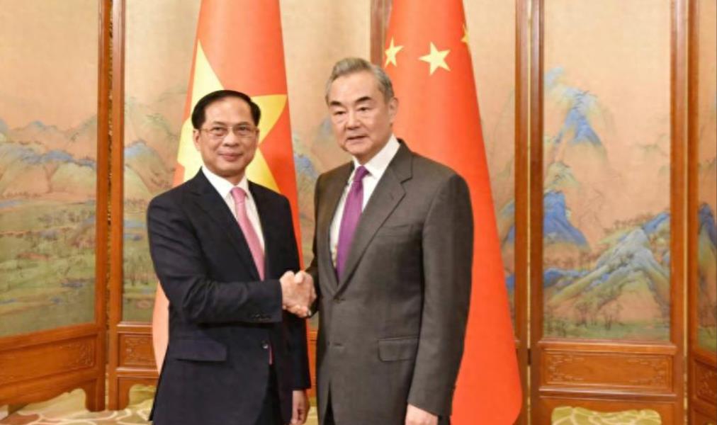 中越“车同轨”，越南拿到想要的，王毅外长一句话，断了邻国念想